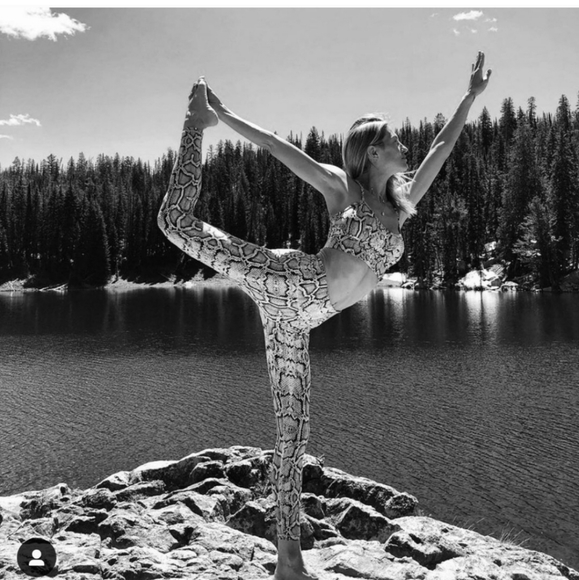 Varley Century 2.0 Leggings in Ivory Cobra Snake - Picture 5 of 7